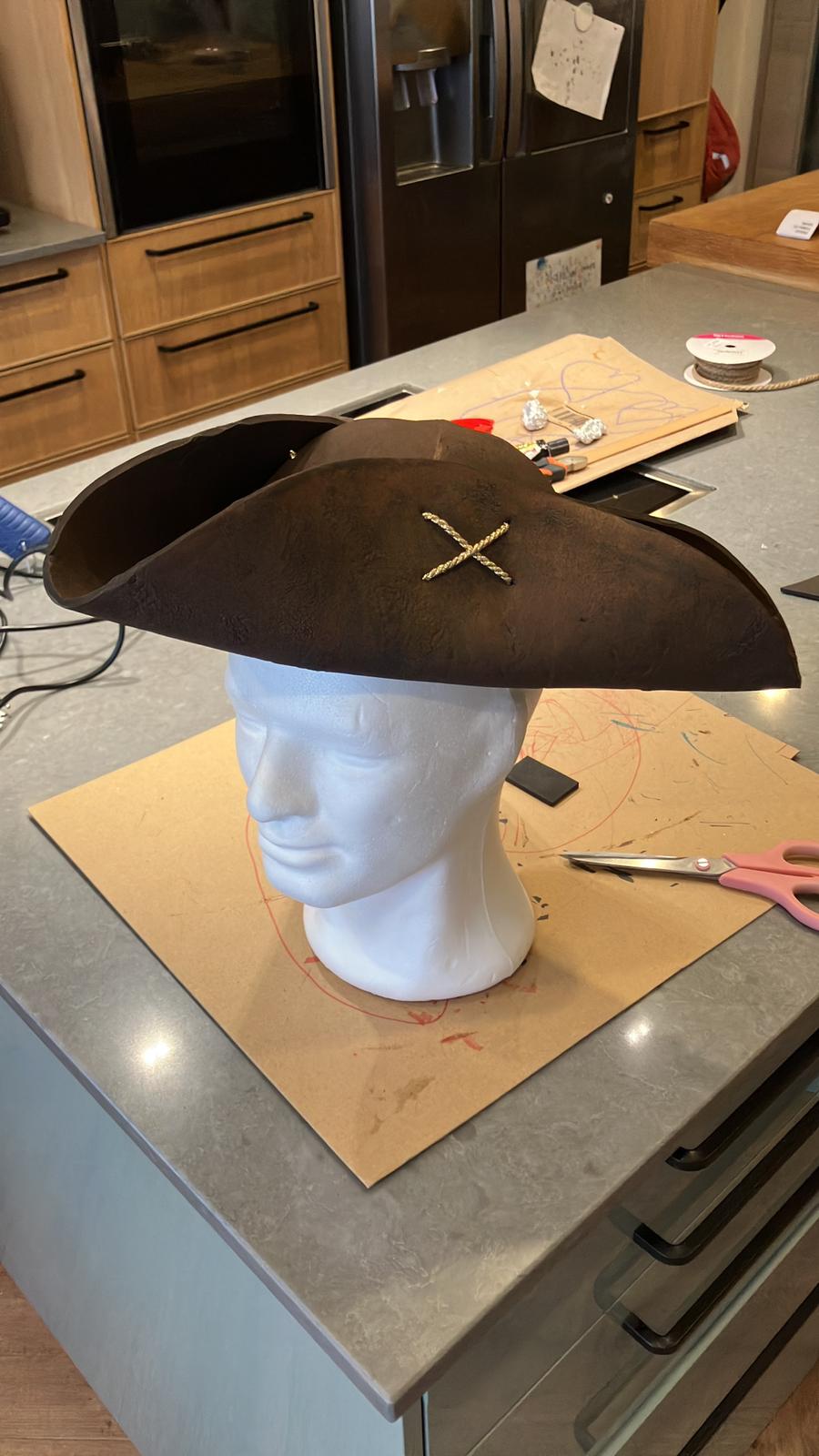 Piratenhut aus EVA Foam auf Styroporkopf – Frontansicht mit goldener Kreuz-Verzierung