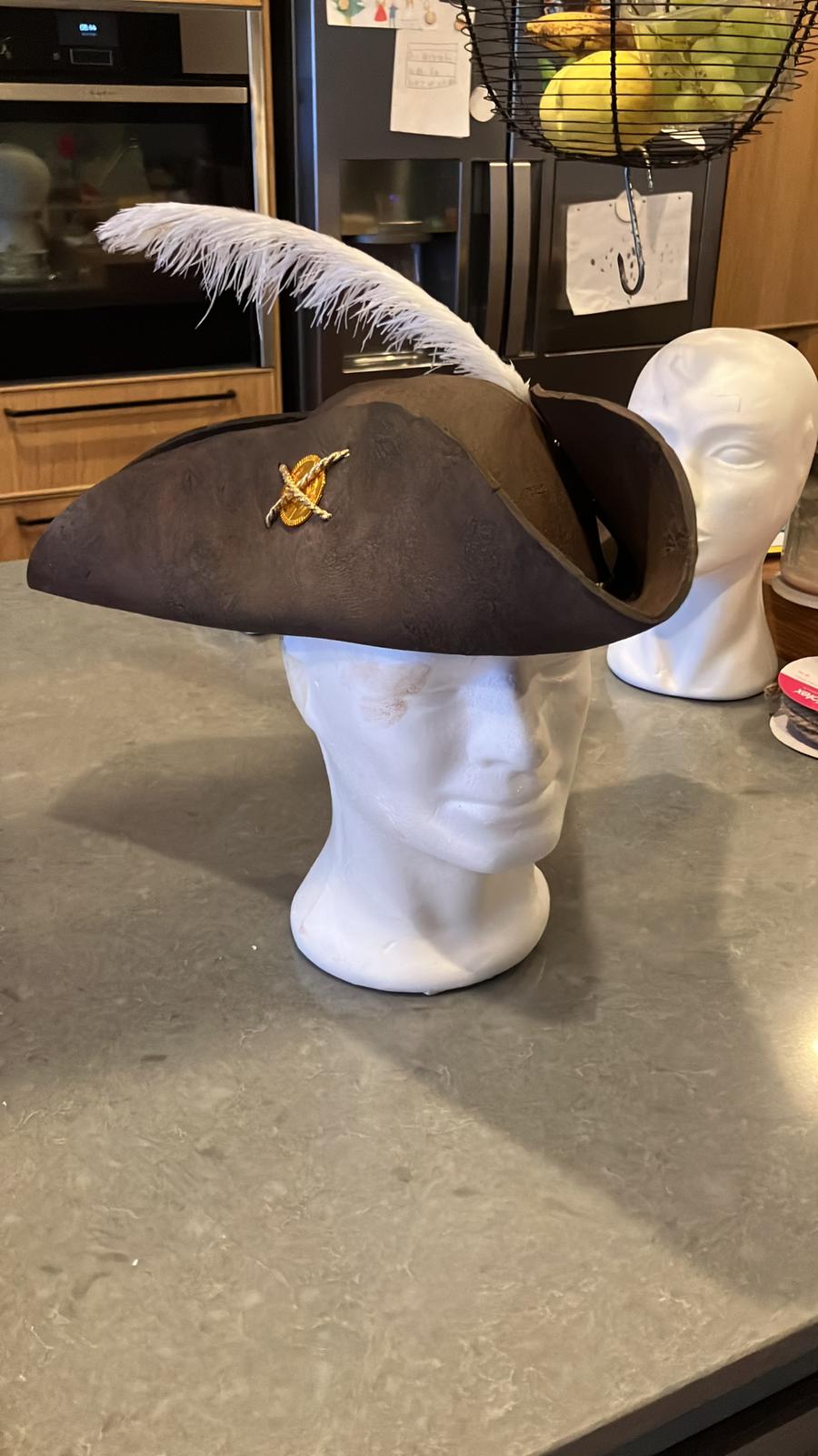 Piratenhut aus EVA Foam mit weißer Feder und goldener Säbel-Verzierung – Seitenansicht